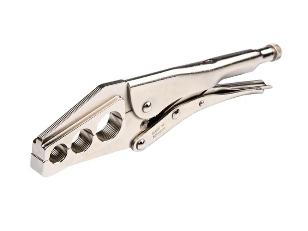 Rohrhaltezange von TECE mit Gripfunktion, gefertigt aus Metall, zur Halterung von Rohren in verschiedenen Dimensionen. Sichtbare Greifmechanik mit verschiedenen Ausschnitten.